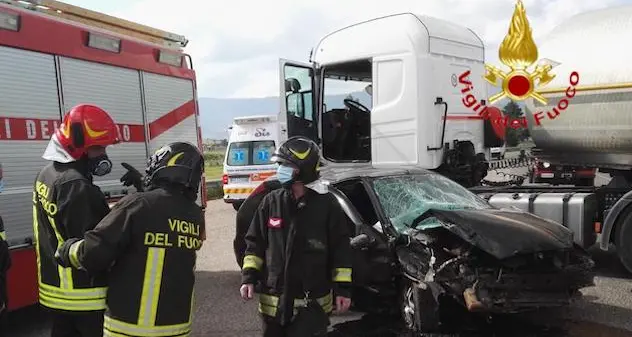 Scontro tra auto e tir sulla provinciale 17 Ottana-Bolotana: due i feriti