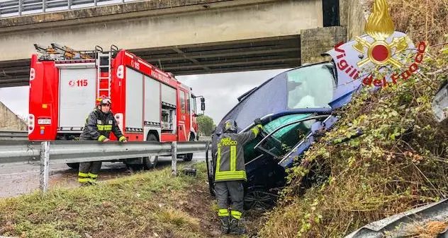 Auto finisce fuori strada sulla 131 Dcn, conducente illeso