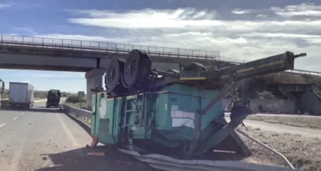 Semirimorchio si ribalta e finisce contro il guardrail sulla statale 131