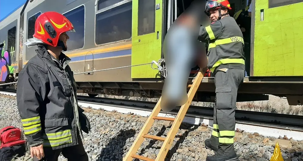 Auto travolta da un treno a Musei: tragedia sfiorata