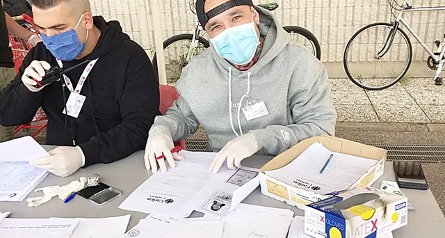 Radja Nainggolan tra l’esercito dei volontari Caritas Diocesana alla Fiera a fare del bene: il bellissimo gesto del Ninja
