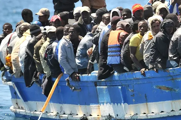 Un barcone di migranti\\n ANSA / ETTORE FERRARI