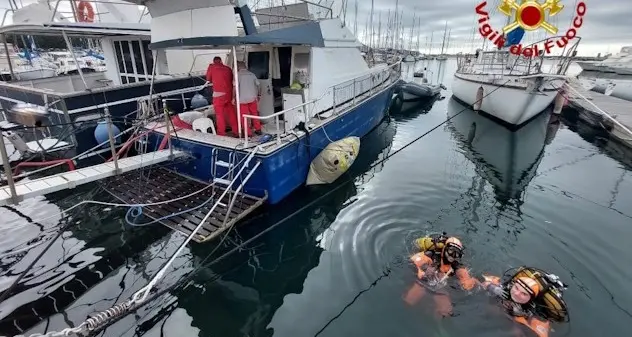 Cagliari, barca ormeggiata al porto rischia di affondare: intervento dei Vigili del Fuoco