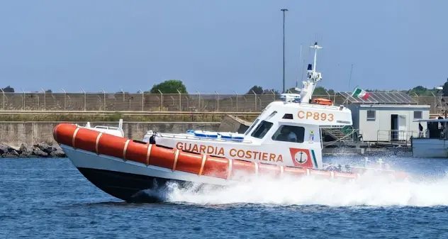 Santa Giusta. Surfista in difficoltà salvato dalla Capitaneria di Porto di Oristano