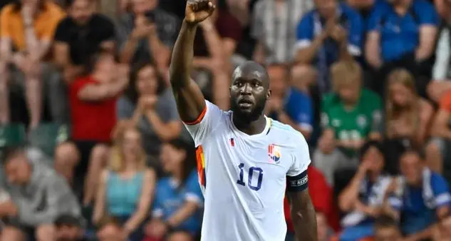 Fischi e insulti per Lukaku, lui applaude ironicamente e sorride