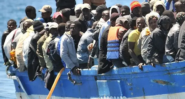 Migranti, nuova ondata di sbarchi a Lampedusa: in meno di 24 ore arrivati in 701