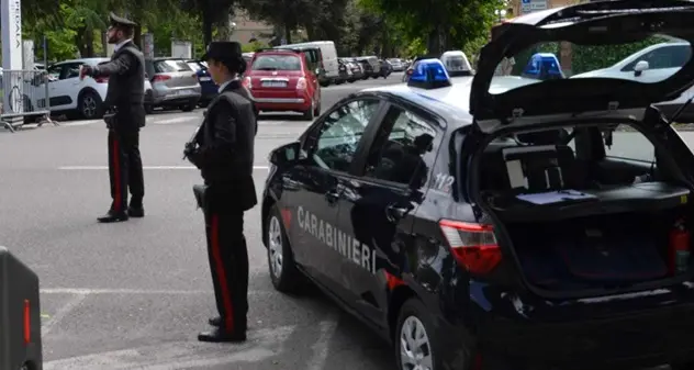 Assemini. I carabinieri intervengono per una lite, un uomo trovato con pietre e un tubo: due denunce