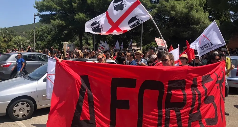 Festa Forze Armate a Cagliari, antimilitaristi in protesta