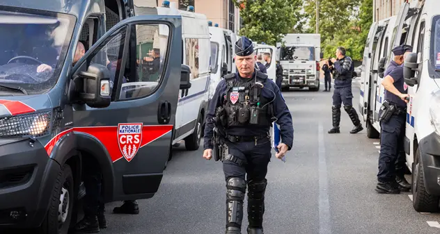 Parigi, donna urla \"Allah Akbar\" e minaccia di \"far saltare tutto\": polizia le spara