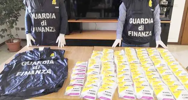 Farmacia “furbetta” scoperta dai Finanzieri: comprava le mascherine a 10 centesimi e le rivendeva a 10 euro