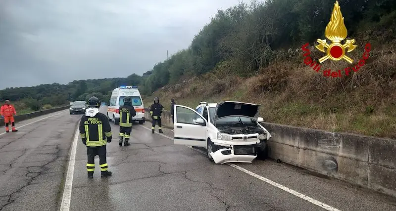 Macomer. Auto sbanda, carambola e finisce contro un muro: paura per una donna