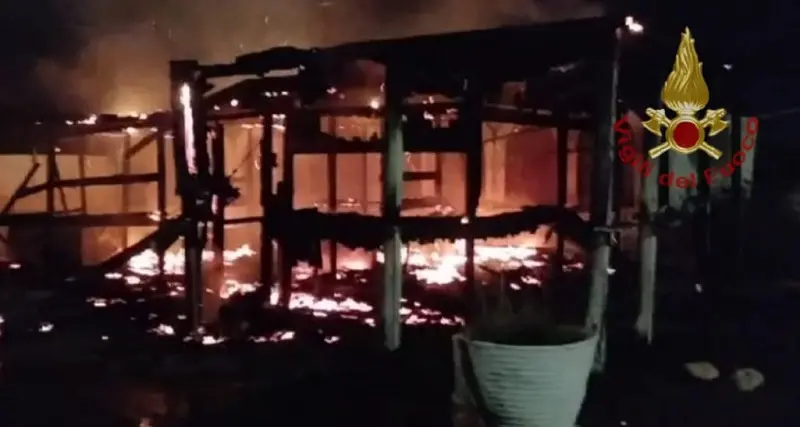 Pula: in fiamme gazebo di un ex ristorante, nessun ferito