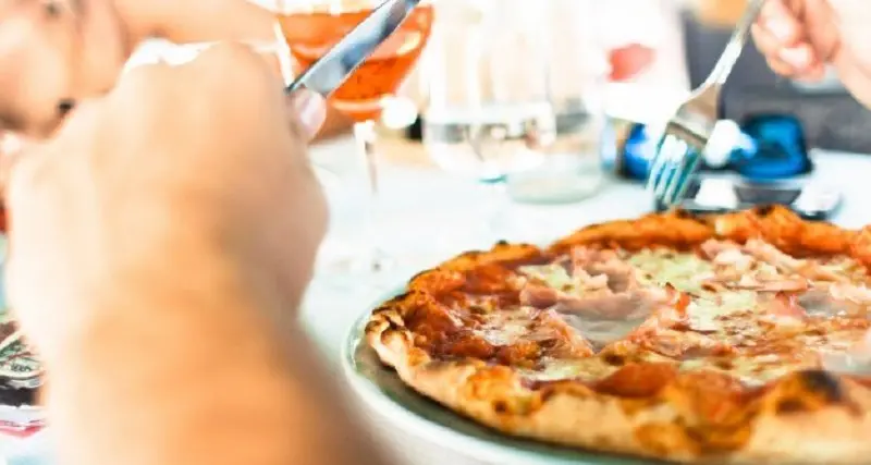 Mangia una pizza poi muore: forse un'intossicazione da botulino