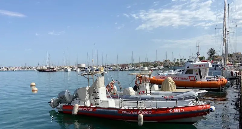 Alghero, tavolini e sedie abusivi in spiaggia: area sotto sequestro