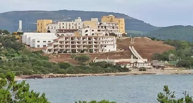 Alghero. Sigilli della Forestale al cantiere edile Eurotel di Capo Caccia