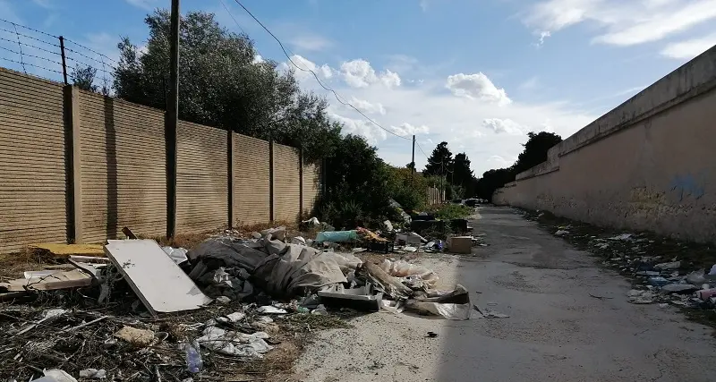 Cagliari, rifiuti nel cimitero di San Michele: la denuncia di Valerio Piga