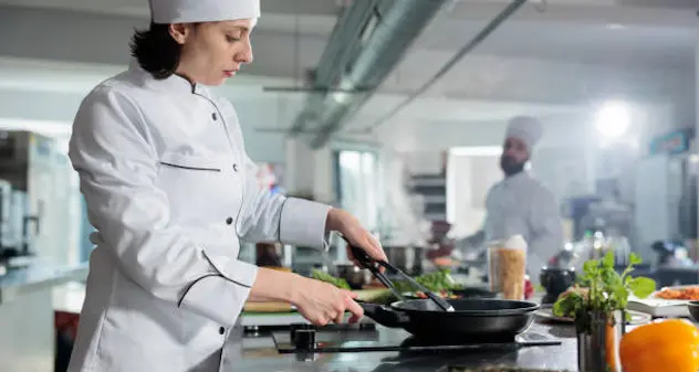 Né carne né pesce nelle scuole per chef e camerieri: mancano i soldi