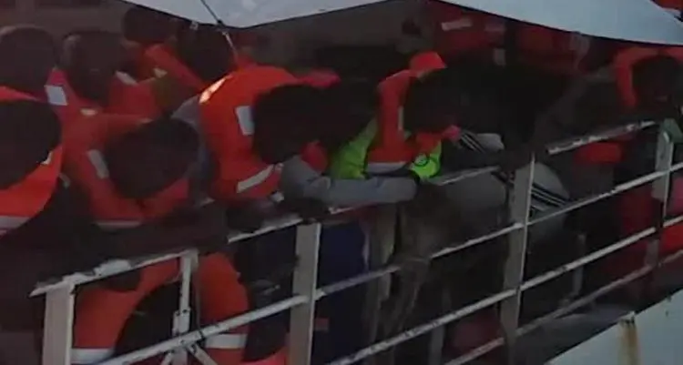 Migranti, nuovo maxi sbarco a Lampedusa: più di 400 su un barcone