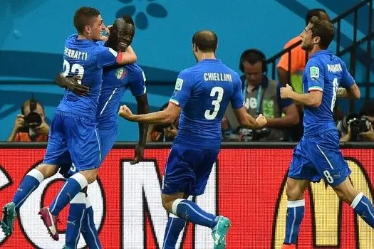 Italy\\'s forward Mario Balotelli (C) is congratulated by Italy\\'s midfielder Marco Verratti (L) after scoring during a Group D football match between England and Italy at the Amazonia Arena in Manaus during the 2014 FIFA World Cup on June 14, 2014.     AFP PHOTO / BEN STANSALL        (Photo credit should read BEN STANSALL/AFP/Getty Images)