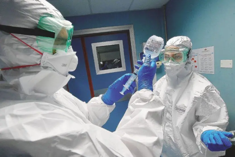 Due infermieri del reparto di Malattie Infettive dell\\'ospedale S.Martino. Genova, 30 Gennaio 2020.\\rANSA/LUCA ZENNARO