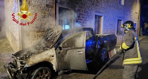 In fiamme un pick-up a Gavoi: si indaga sulle cause