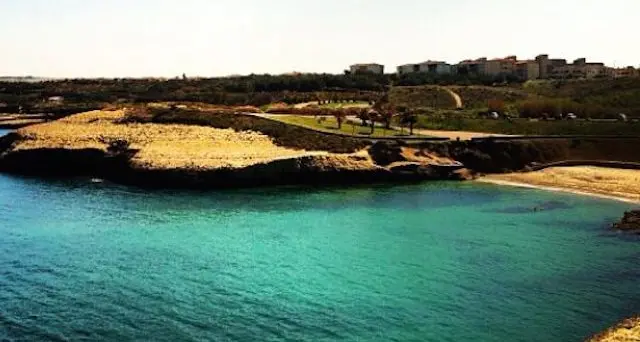 Porto Torres. Va a fare il bagno e le rubano l'Ipad: denunciati 4 ragazzi