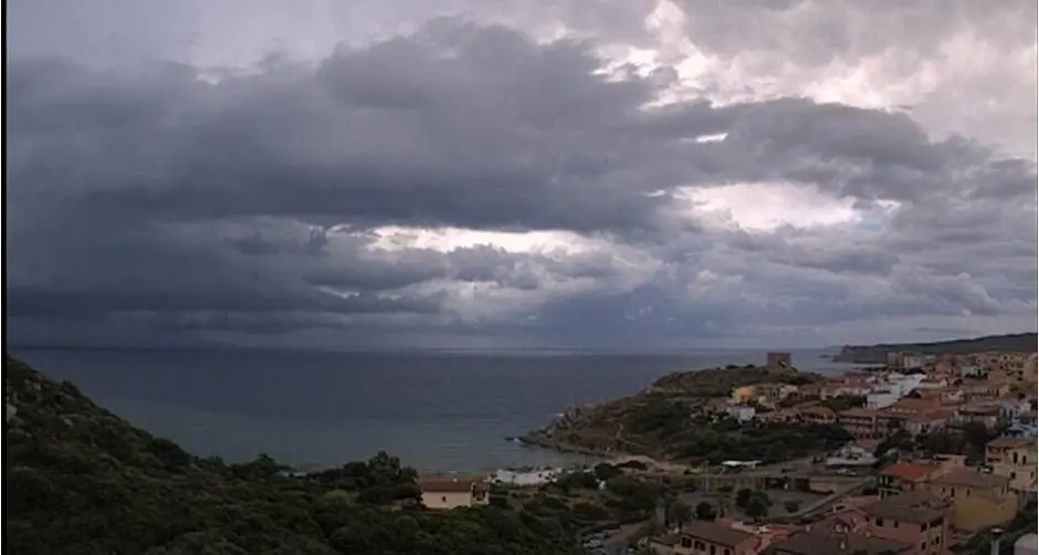 Maltempo. Allarme a Santa Teresa, paese allagato, a decine sui tetti