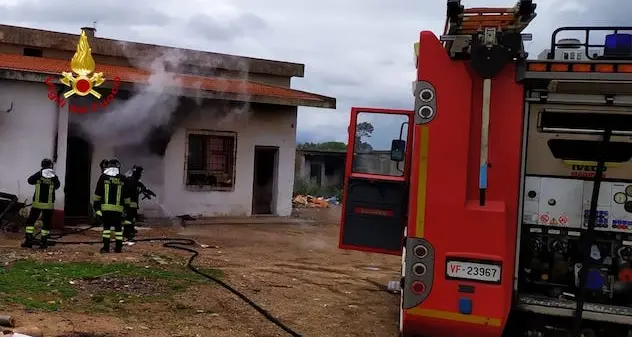 Incendio in un’abitazione: distrutti parte degli arredi. I vigili del fuoco domano le fiamme