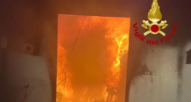 Ortueri. Scoppia incendio in un casolare, gravi danni