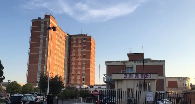Nuoro, anziana su una barella per 24 ore: il caso in Consiglio regionale