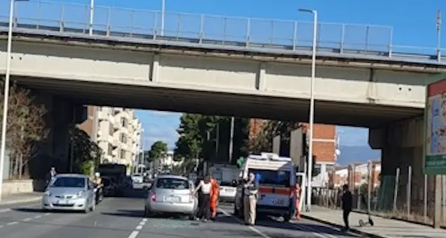 Brusco tamponamento a Cagliari: lunotto sbalzato sull’asfalto