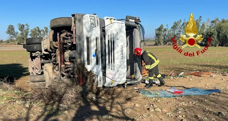 Ussana, camion carico di legna si ribalta: ferito conducente