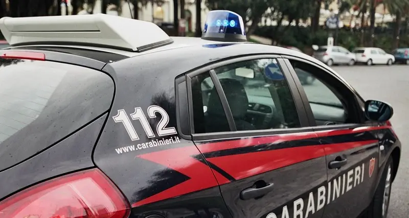 Spara alla compagna e si uccide nel Milanese, grave la 35enne