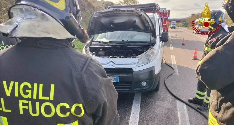 Nuoro, autofurgone in fiamme: nessun ferito