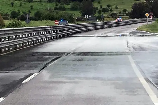 Chiusa per allagamento la statale 131 verso Nuoro a seguito delle forti piogge, 2 maggio 2018. ANSA \\n