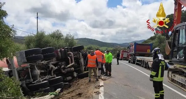 Un’autobetoniera si ribalta su un fianco a bordo strada: ferito il conducente