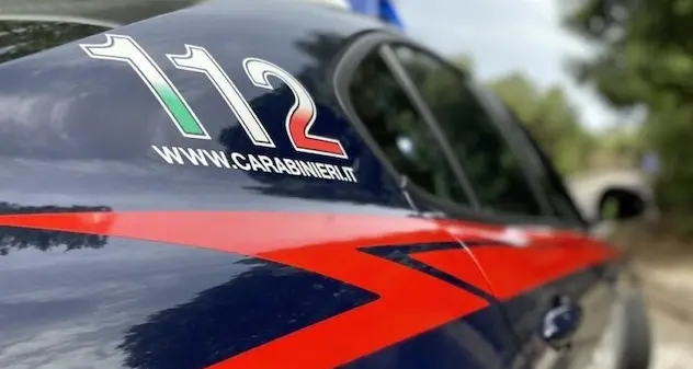 Guida ubriaco, aggredisce carabinieri e tenta di incendiare l’auto