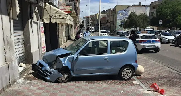 Perde il controllo dell’auto e si schianta sul muro di un palazzo: ferito un 84enne