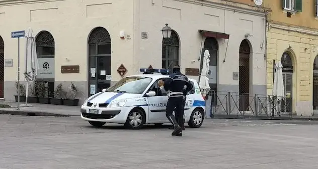 Coronavirus. L’agente di polizia municipale è positivo al Covid-19 ma continua a lavorare