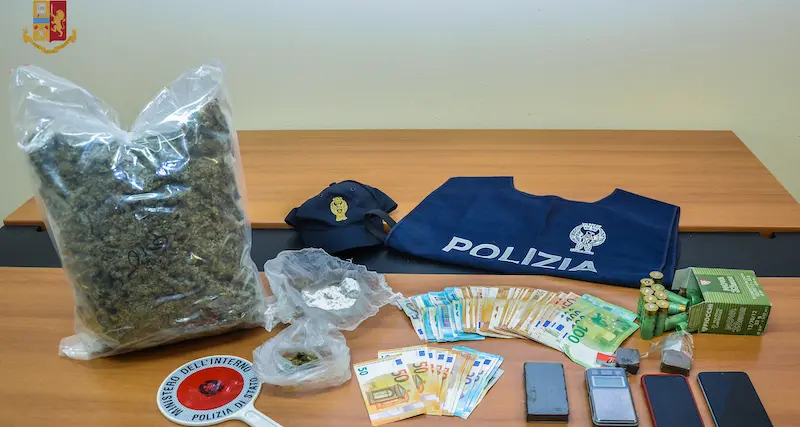 Macomer. Stupefacenti e armi nell’azienda agricola: giovane in arresto
