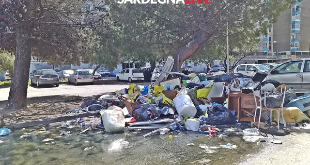 Caos rifiuti e discariche a cielo aperto nuovamente a Sant’Elia: ecco cosa accade tra le palazzine in via Schiavazzi