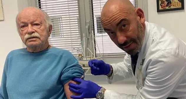 Gino Paoli si vaccina contro il Covid. “Esempio per altri over 80”