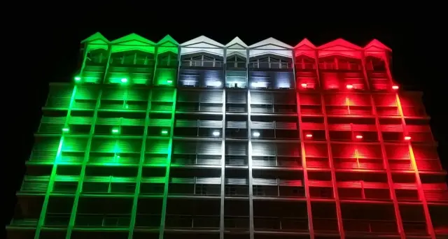 Il Palazzo Enel illuminato col tricolore italiano: \"Un messaggio di speranza per superare il Coronavirus\"
