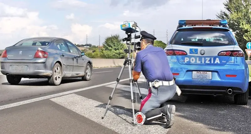 Sfrecciano a 200 km/h sulla Sassari-Olbia senza assicurazione