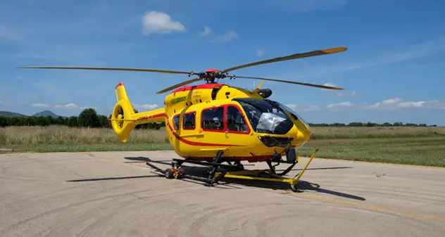 Vola giù da un albero e si ferisce su un palo di ferro: 50enne in ospedale