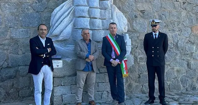Il veliero in granito dello scultore Giorgio Ladu al porto di Arbatax