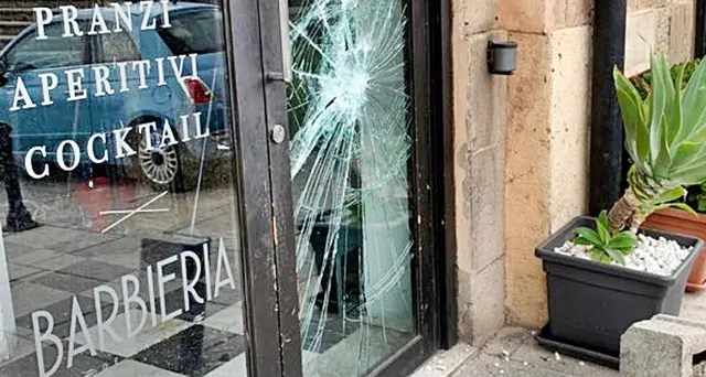 Blocchetto in cemento danneggia la vetrata del “De Candia”, i ladri vanno via a mani vuote