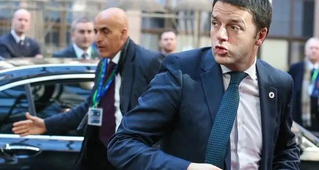 Renzi rifiuta l'auto blu, \"L'avete parcheggiata in area pedonale\"