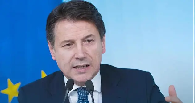 Fase 2, Conte firma il decreto: ecco il testo integrale