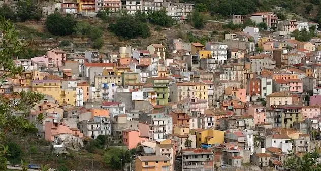 Per le vie del paese con la bandiera del Duce sul cofano e inni fascisti a tutto volume